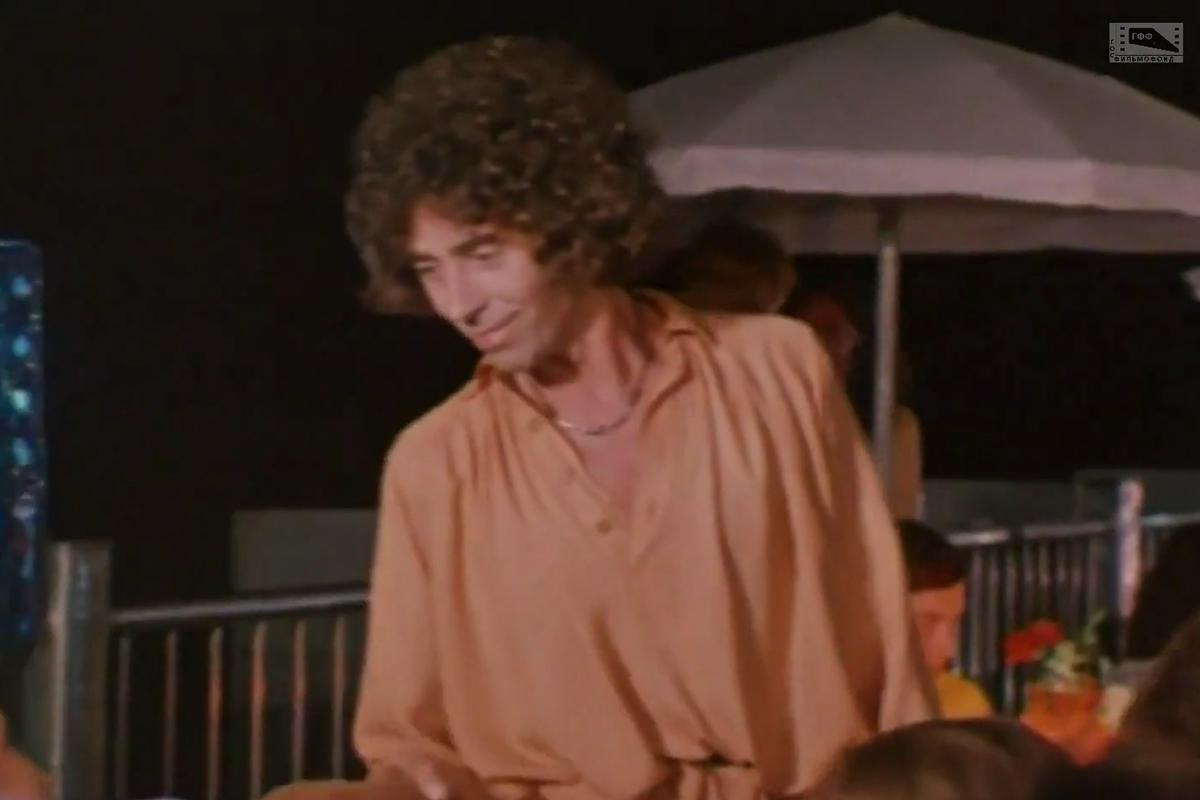 Певец Валерий Леонтьев в роли портного Олега в фильме «На чужом празднике», 1981 год