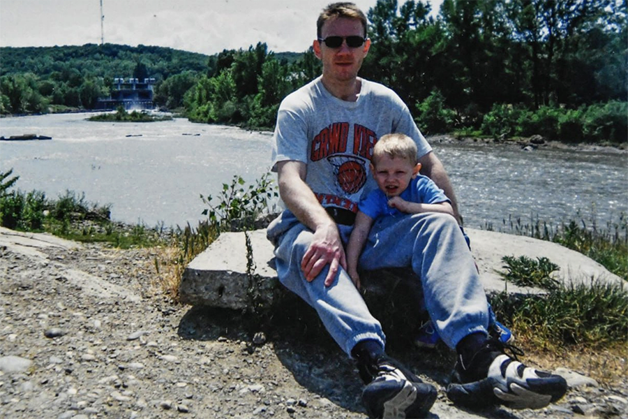Матвей Сафонов в детстве&nbsp;с отцом