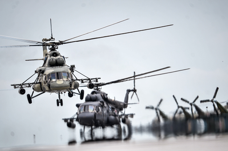 Вертолеты Ми-8 во время показательных выступлений на всероссийском этапе международного конкурса &laquo;Авиадартс-2015&raquo; в Воронеже