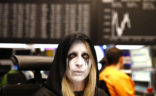 Фондовая биржа во Франкфурте.&nbsp;Трейдер в карнавальном костюме в канун Масленицы