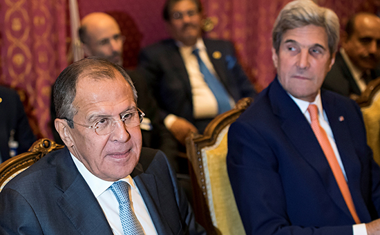 Глава МИД России Сергей Лавров и госсекретарь США Джон Керри&nbsp;во время переговоров по Сирии в Лозанне, 15 октября 2016 года


