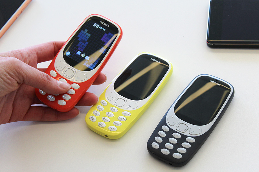 26 февраля на&nbsp;Всемирном мобильном конгрессе финская компания HMD Global, владеющая брендом Nokia, представила ремейк модели 3310. Обновленная версия телефона, выпущенного в&nbsp;2000 году, возвращается на&nbsp;рынок со&nbsp;значительными изменениями: цветной дисплей, четыре варианта расцветки корпуса (желтый, красный, серый и&nbsp;темно-синий), 2-мегапиксельная камера и&nbsp;слот для&nbsp;карты памяти. Издание The Verge пишет, что&nbsp;новая модель может проработать без&nbsp;подзарядки 22 часа в&nbsp;режиме разговоров и&nbsp;31 день в&nbsp;режиме ожидания. Стоимость телефона составит &euro;49 и&nbsp;появится в&nbsp;продаже во&nbsp;втором квартале 2017 года
