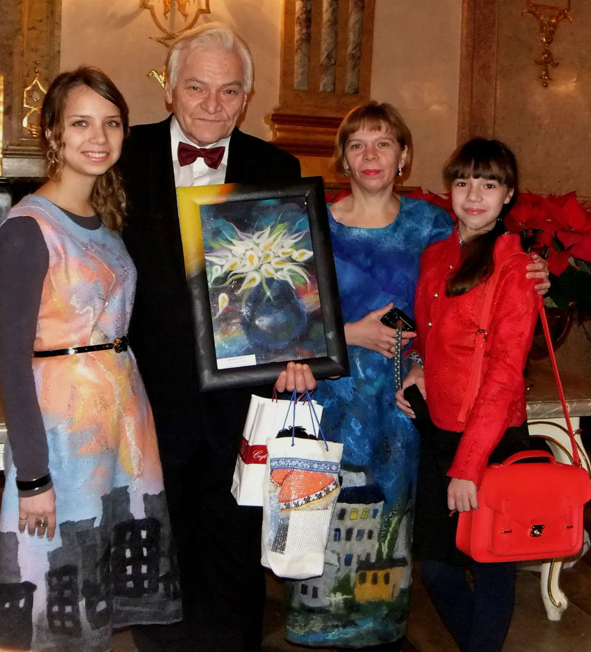В руках Луца Лесковича та самая картина-победитель фестиваля.&nbsp;