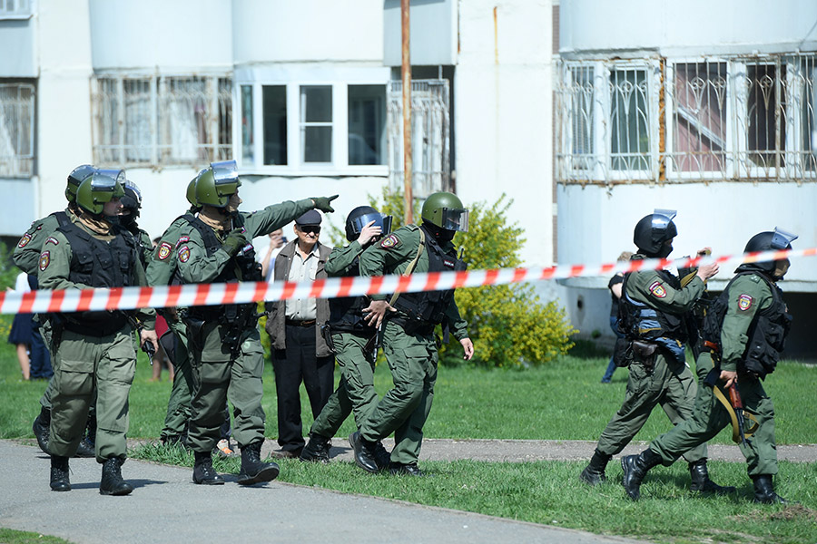 После сообщений о происшествии в СМИ появились данные, что нападавших могло быть двое. Но глава Республики Татарстан Рустам Минниханов заявил, что стрелок был один, а другие пособники не определены.

Источник РБК, близкий к ФСБ, рассказал, что был задержан предполагаемый пособник стрелявшего &mdash; 41-летний Рамиль Мухамедшин