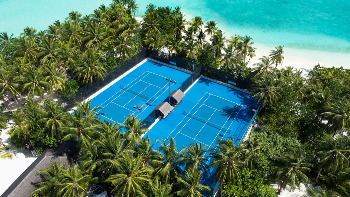 Теннисный корт на курорте One&amp;Only Reethi Rah (Мальдивы)