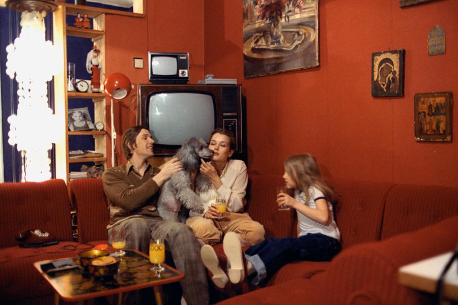 Ирина Алферова и Александр Абдулов с дочерью Ксенией дома, 1984 год