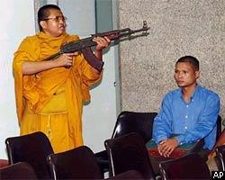 Монах-буддист взял заложников в парламенте Таиланда