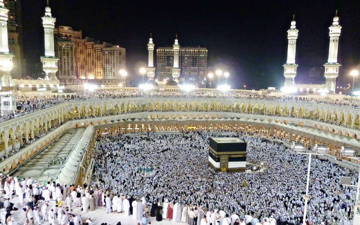 1. Заповедная мечеть (мечеть аль-Харам)


	Мекка, Саудовская Аравия
	Стоимость строительства: $100 млрд



Самая большая мечеть в мире окружает Каабу &mdash; главную святыню и место паломничества мусульман со всего мира. Мечеть аль-Харам существует с 638 года нашей эры и с тех пор постоянно перестраивается. К настоящему моменту Заповедная мечеть способна единовременно вместить более 1 млн паломников, а площадь объекта превысила 350 тыс. кв. м. Очередная реконструкция должна завершиться к 2020 году: к этому моменту мечеть аль-Харам будет вмещать 2 млн человек, а ее&nbsp;площадь дойдет до 400 тыс. кв. м.
