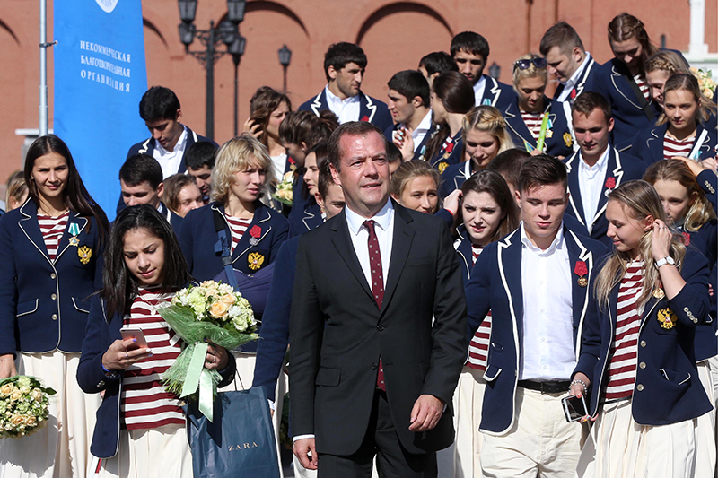 Премьер-министр России Дмитрий Медведев (в центре на&nbsp;первом плане) на&nbsp;церемонии вручения автомобилей марки BMW российским победителям и&nbsp;призерам XXXI летних Олимпийских игр&nbsp;в&nbsp;Рио-де-Жанейро
