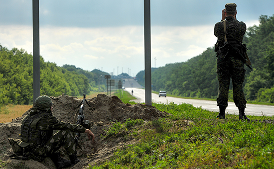 Российские пограничники во&nbsp;время наблюдения за&nbsp;украинско-российской границей. 2014 год
