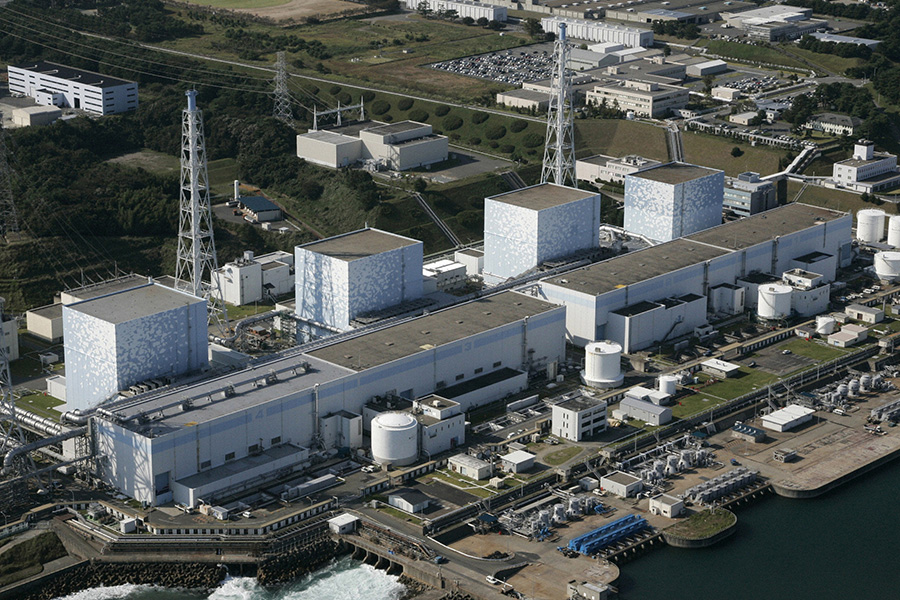 Объект: АЭС &laquo;Фукусима-1&raquo;, Япония

Дата:  март 2011 года

Что произошло: в&nbsp;результате&nbsp;землетрясения были автоматически заглушены три энергоблока электростанции &laquo;Фукусима-1&raquo;. Последовавшее цунами вывело из&nbsp;строя дизель-генераторы на&nbsp;берегу океана, в&nbsp;результате&nbsp;чего&nbsp;остановилась система охлаждения и&nbsp;произошла утечка радиации.

Последствия:  общие выбросы радиоактивных веществ в&nbsp;марте 2011 года составили 900&nbsp;тыс. терабеккерелей (1/6 от&nbsp;чернобыльского показателя). За пять&nbsp;лет после&nbsp;аварии на&nbsp;дезактивацию почвы и&nbsp;различных объектов в&nbsp;районе АЭС было потрачено около&nbsp;$19,5 млрд, а&nbsp;на&nbsp;дальнейшие работы, по&nbsp;прогнозу властей, могло потребоваться еще около&nbsp;$17 млрд. В результате аварии упали цены на&nbsp;природный уран, снизились котировки акций уранодобывающих компаний. Правительство Японии решило постепенно сокращать число АЭС в&nbsp;стране вплоть&nbsp;до&nbsp;полного отказа. В апреле 2011 года Всемирный банк оценил ущерб от&nbsp;аварии в&nbsp;сумму от&nbsp;$122 млрд&nbsp;до&nbsp;$235 млрд.
