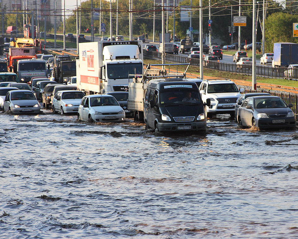 В Казани прокуратура проверит ливневки из-за потопа на дорогах
