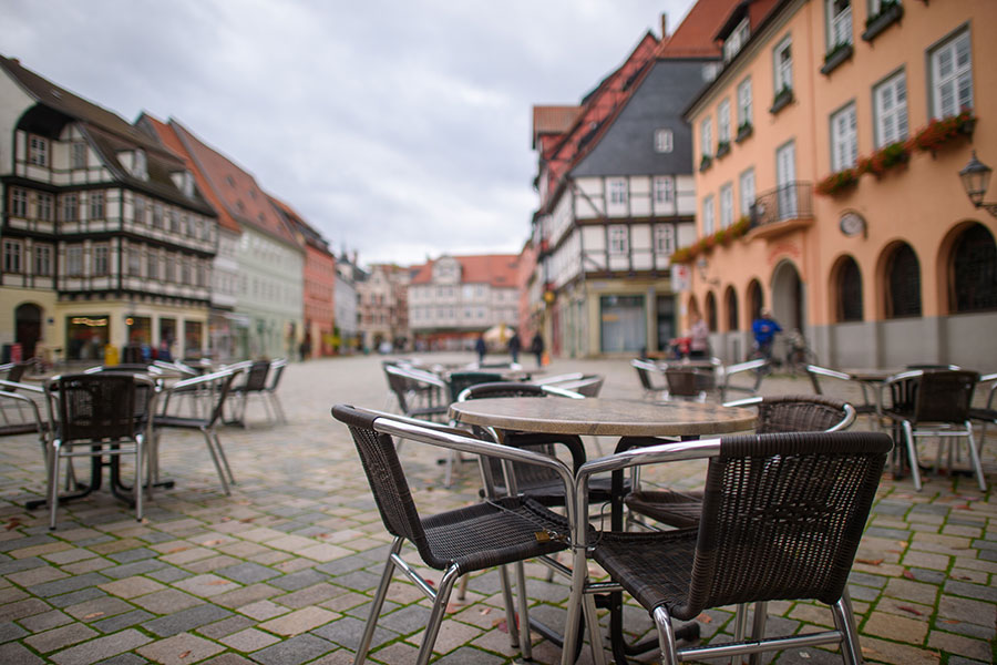 Столики кофейни в Кведлинбурге (земля Саксония-Анхальт).

Под закрытие в Германии попали рестораны, бары, парки развлечений и кинотеатры