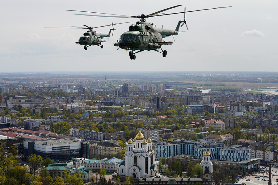 Калининград. Вертолеты Ми-8 во время воздушной части парада