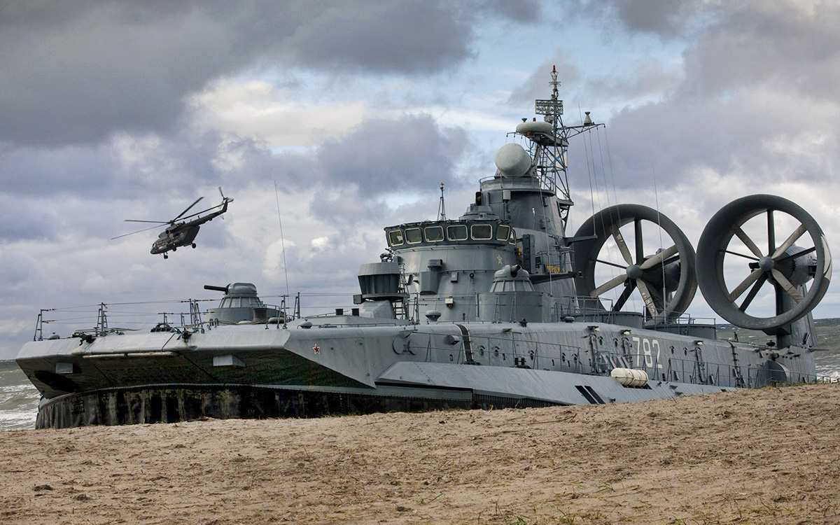 Российские военные провели учения по высадке техники на побережье Балтики