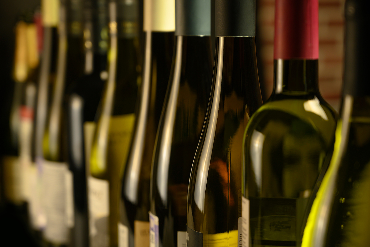 Онлайн-аукционная платформа iDealwine опубликовала ежегодный отчет за 2024 год, зафиксировав рекордный рост активности на вторичном рынке вина