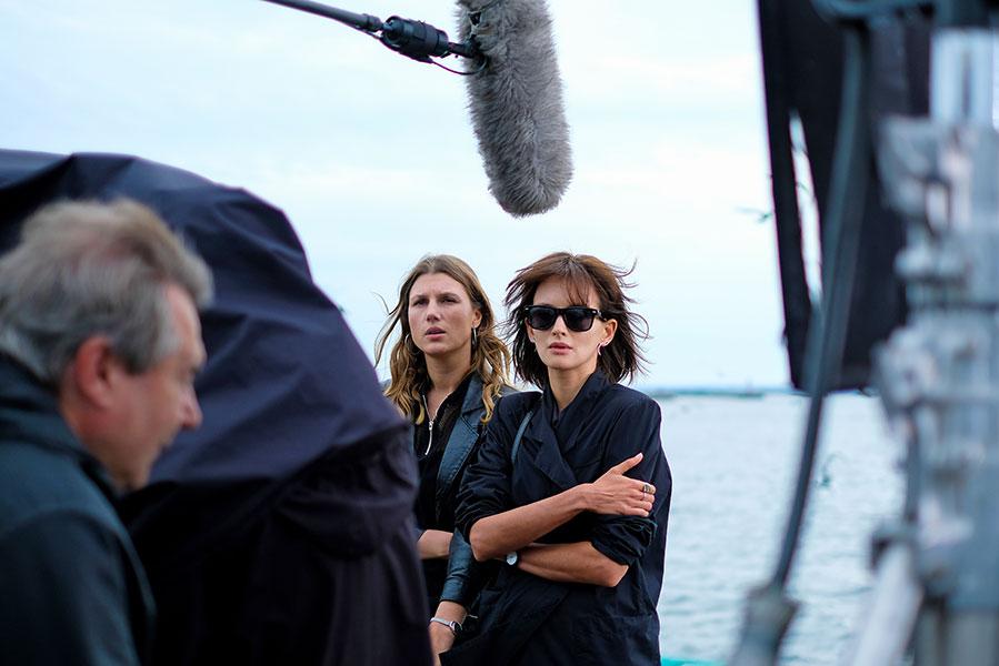 Режиссер Алексей Учитель, актрисы Марьяна Спивак и Паулина Андреева (слева направо) во время работы над фильмом «Цой» у берегов Балтийска, 2019 год