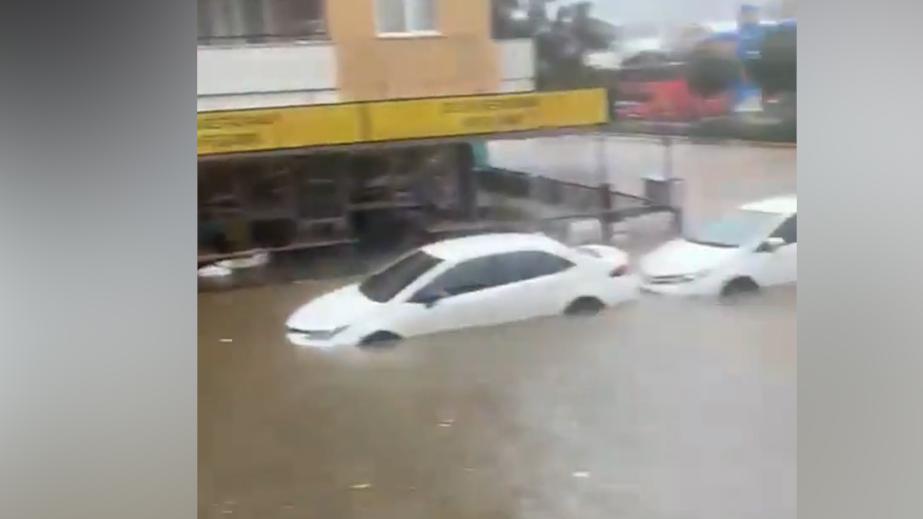 Ливень, превративший улицы Аланьи в озера. Видео