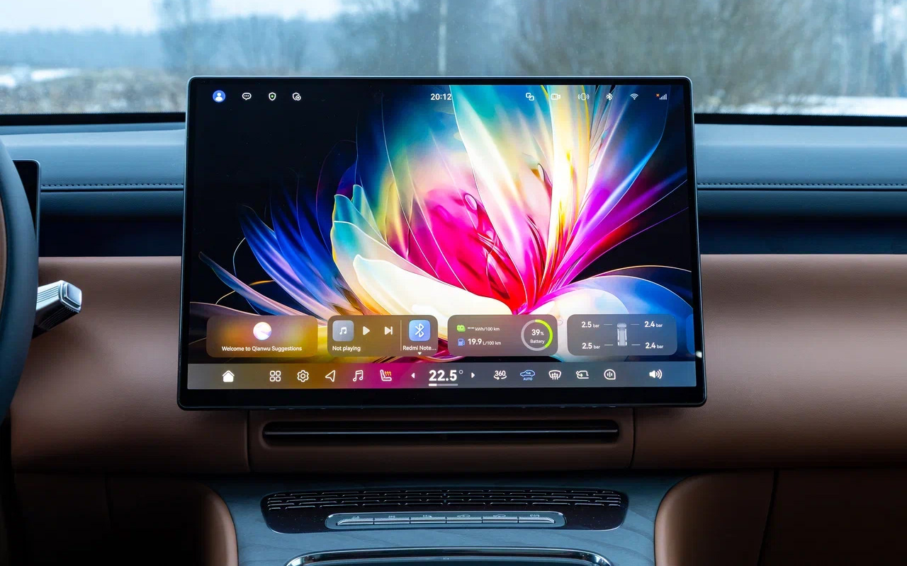 Экран мультимедийной системы в&nbsp;Voyah Taishan &mdash; с диагональю 16,1 дюйма, отличной контрастностью и быстрым откликом