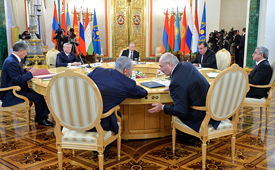 Президент России Владимир Путин (в центре на дальнем плане) на сессии Совета коллективной безопасности ОДКБ в Кремле