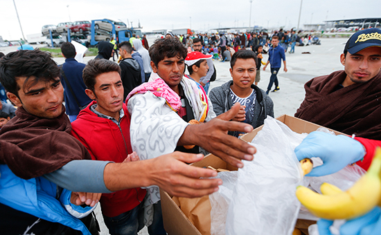 Прибывшим в Австрию мигрантам раздают еду