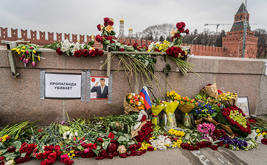 Цветы на&nbsp;месте гибели политика Бориса Немцова. Архивное фото