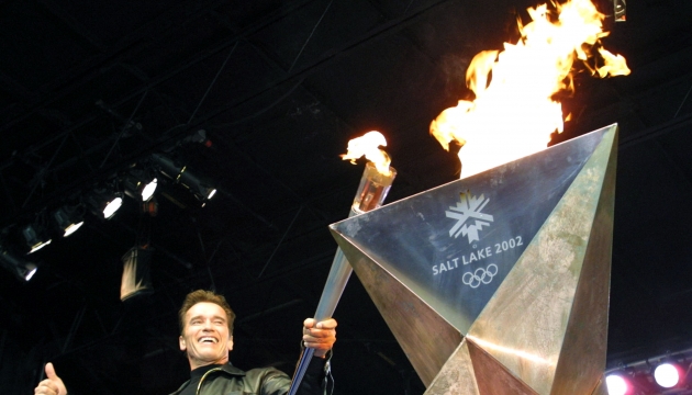 Арнольд Шварцнегер зажигает чашу олимпийского огня в Солт-Лэйк-Сити.