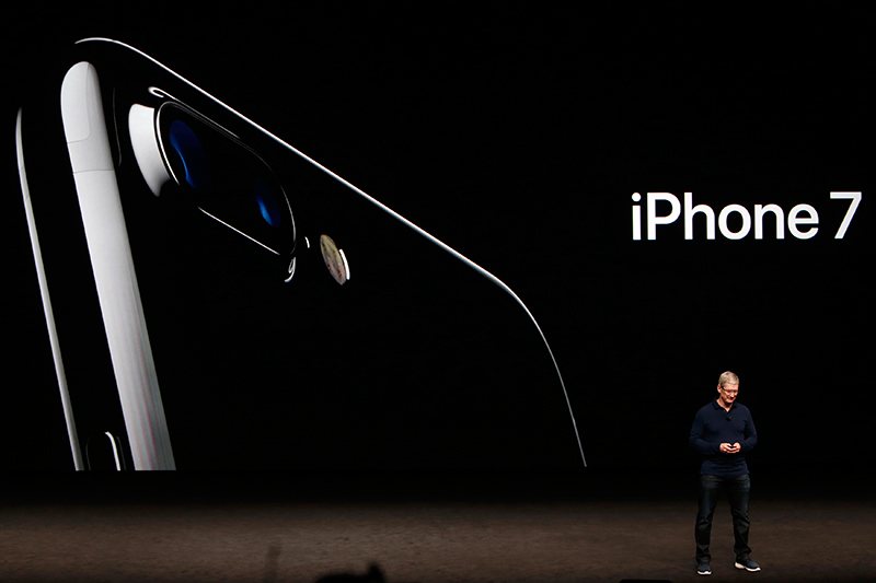 Глава Apple Тим Кук во&nbsp;время презентации iPhone 7
