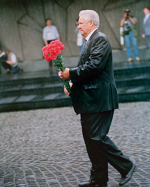 Борис Ельцин во&nbsp;время возложения цветов к&nbsp;мемориалу