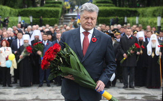 Петр Порошенко во время церемонии возложения цветов к могиле Неизвестного Солдата в Киеве


