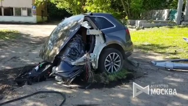 Внедорожник снес фонарный столб на Нагатинской набережной в Москве