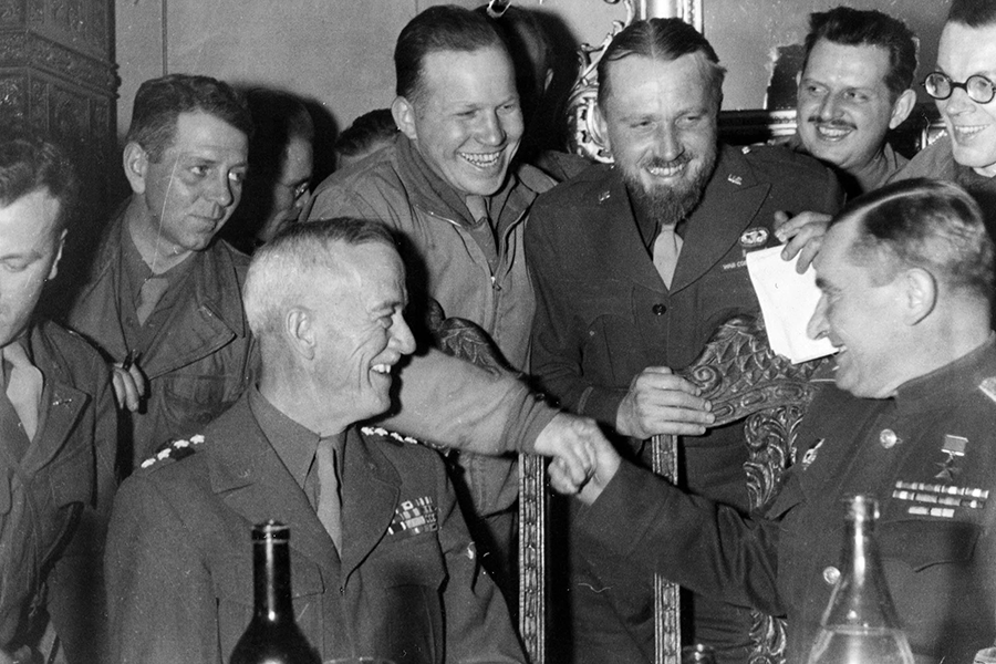 Жадов (сидит справа) в окружении американских военнослужащих на дружеском обеде в честь встречи на Эльбе. Генерал К. Ходжес сидит слева