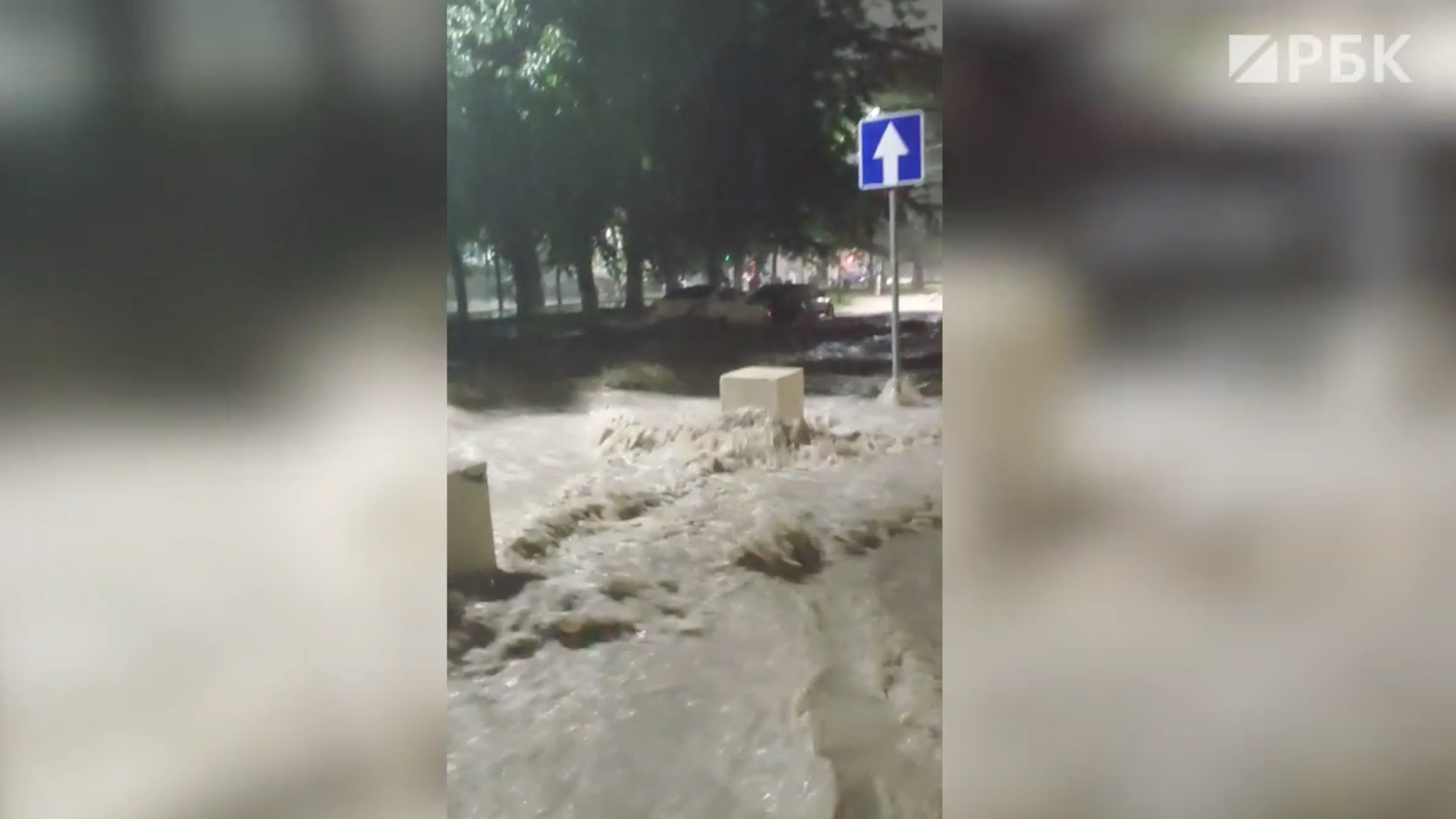 Полноводные реки на улицах Новороссийска. Видео