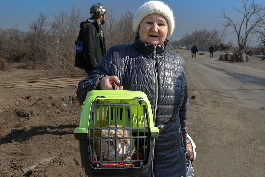 На фото: женщина эвакуируется из Мариуполя на территорию ДНР (Донецкая Народная Республика), 24 марта