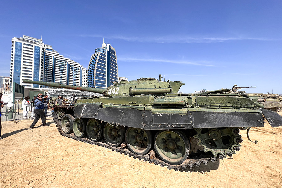 Власти Азербайджана демонтировали танк-памятник Т-72, установленный карабахскими армянами в память о штурме города Шуша в 1992 году. Танк был доставлен в Баку и выставлен в Парке военных трофеев (фото от 23 сентября)