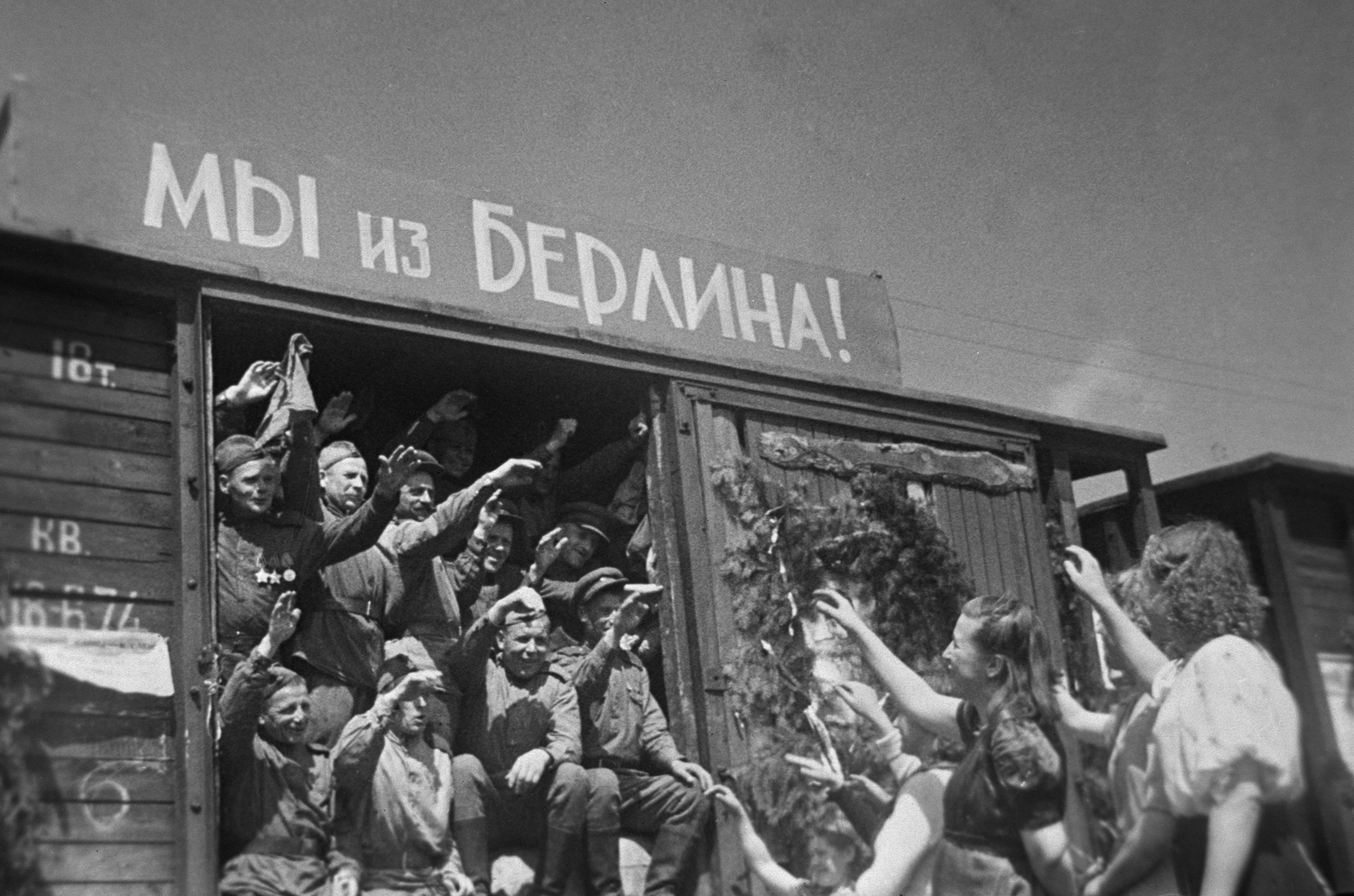 Минск, Белорусская ССР. Встреча демобилизованных советских воинов на городском вокзале.