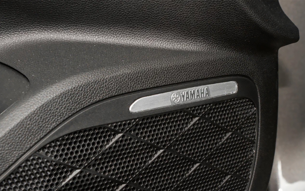 Аудиосистема Yamaha подразумевает восемь динамиков, вчетверо больше, чем у базового седана GS