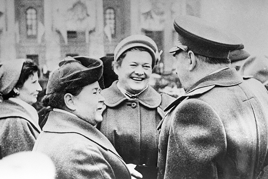 Встреча ветеранов 46-го полка. Слева направо: Герой Советского Союза Нина Распопова, бывший комиссар полка Евдокия Рачкевич, бывший командир полка Евдокия Бершанская, 1965 год.
Женский авиаполк участвовал в битве за Кавказ, прорыве «Голубой линии» обороны на Таманском полуострове, освобождении Крыма, Белоруссии, Польши и штурме Берлина (во время последнего они не летали над городом, а находились к северу от него).
5 мая полк закончил боевые действия, а 15 октября 1945 года был расформирован.