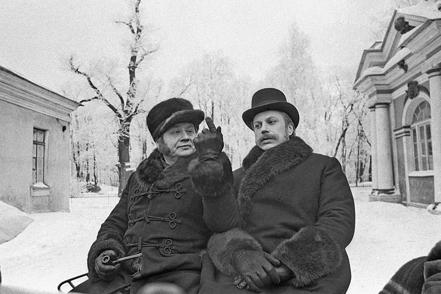 Олег Табаков в роли Обломова (слева) и Юрий Богатырев&nbsp;&mdash; Штольц в фильме &laquo;Несколько дней из жизни И. И. Обломова&raquo;, 1979 год