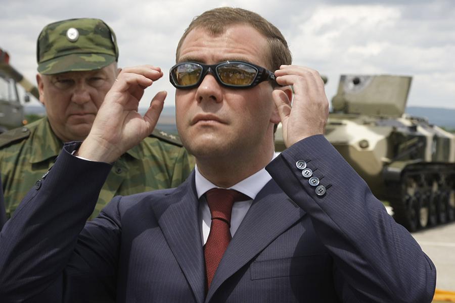 Президент России Дмитрий Медведев (на первом плане) и командующий ВДВ Владимир Шаманов (на втором плане) во время посещения полигона &laquo;Раевский&raquo; в Новороссийске,&nbsp;2009 год