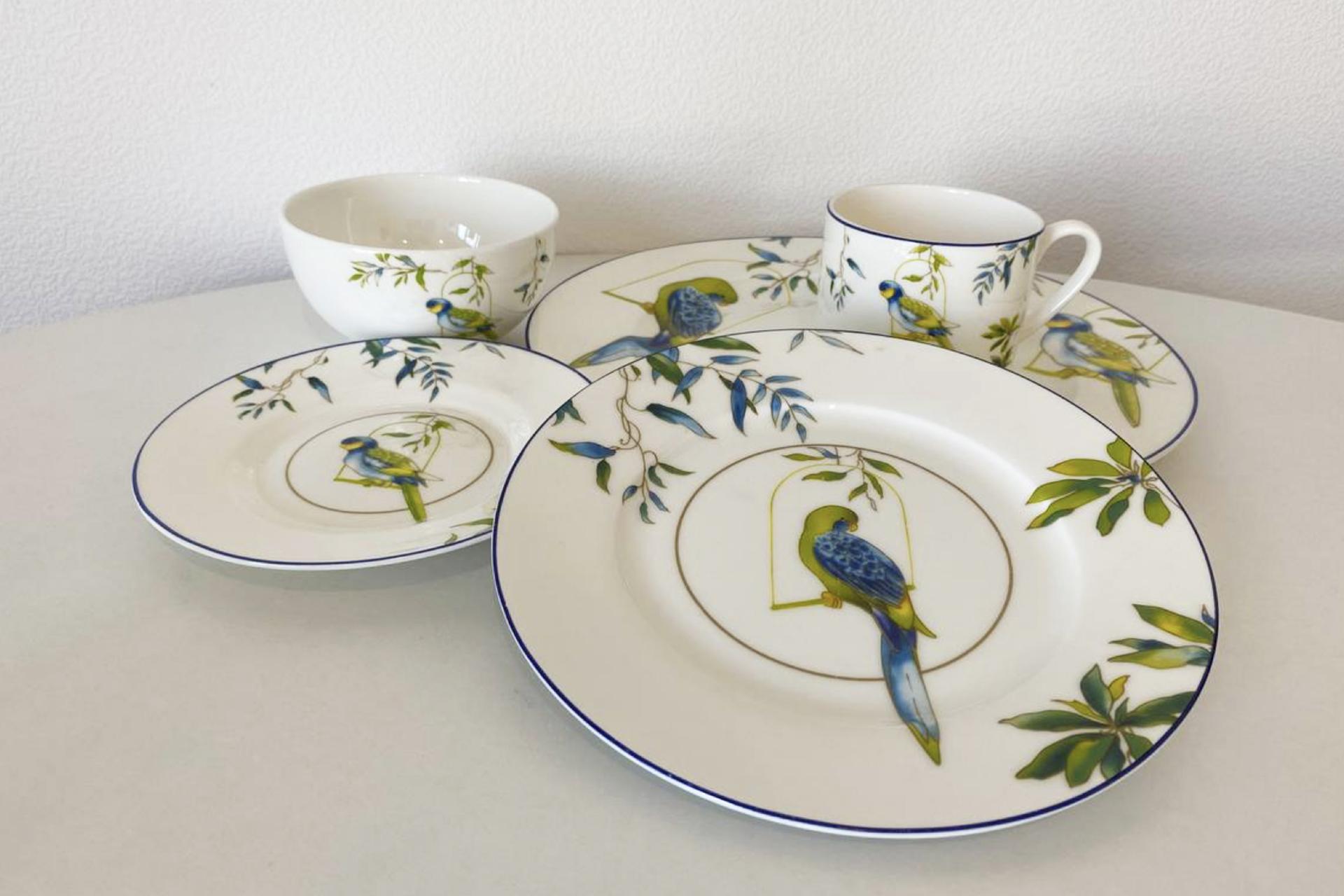 Тарелки с изображением попугаев из коллекции Полины Лене