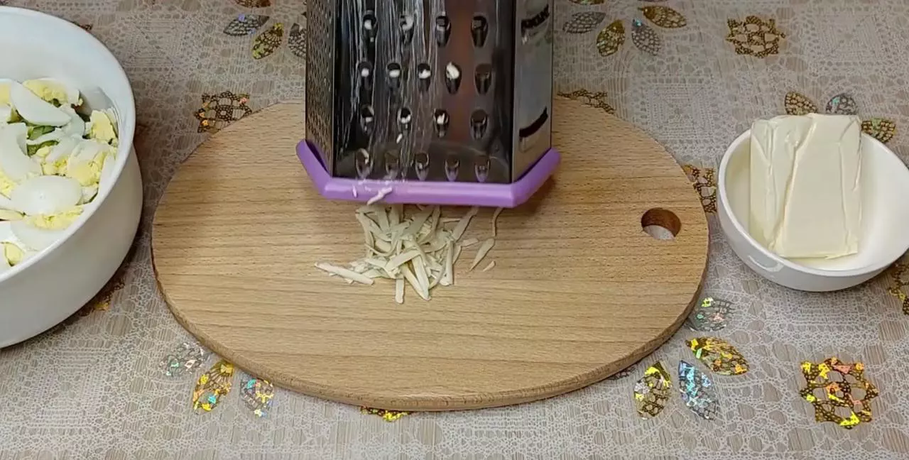 Натрите сыр на крупной терке