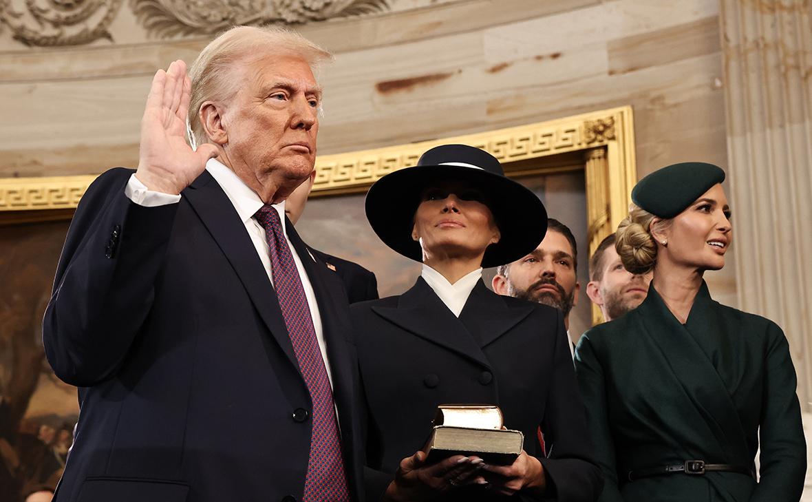 Дональд Трамп принимает присягу в присутствии своей жены Мелании и детей во время церемонии инаугурации в ротонде Капитолия США,&nbsp;20 января 2025 года в Вашингтоне