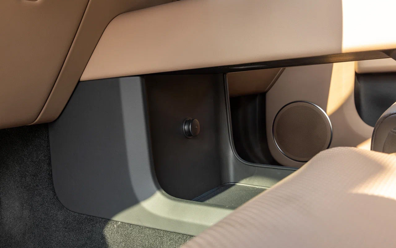 Нижний ярус центральной консоли &mdash; чуть ли не единственное место в салоне с жестким пластиком