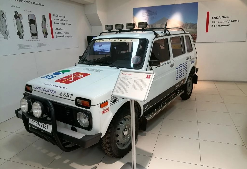 На этой Ниве в 1999 году был установлен мировой рекорд высоты. В июле 1998 года в ходе экспедиции &laquo;Санкт-Петербург &mdash; Эверест&raquo; экипаж на ВАЗ-2131, преодолев более 20 000 км, поднялся в базовый лагерь Эвереста, до отметки&nbsp;5200 метров над уровнем моря. А через год на Тибетском плато в Гималаях тольяттинский вездеход взял высоту &nbsp;5726 м над уровнем моря