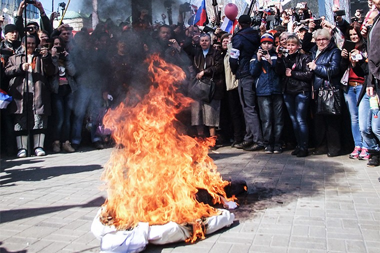 ДонецкПророссийские активисты сожгли чучело идеолога украинского национализма Степана Бандеры.