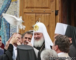 Патриарх Кирилл принял дары от Священного синода и духовенства