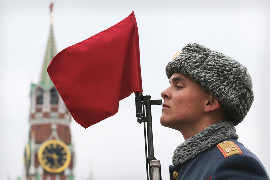 7 ноября 1941 года Красная площадь приняла военный парад. Он был организован в сложнейших условиях. Москва находилась практически на осадном положении: линия фронта отстояла от столицы всего на несколько десятков километров.​
