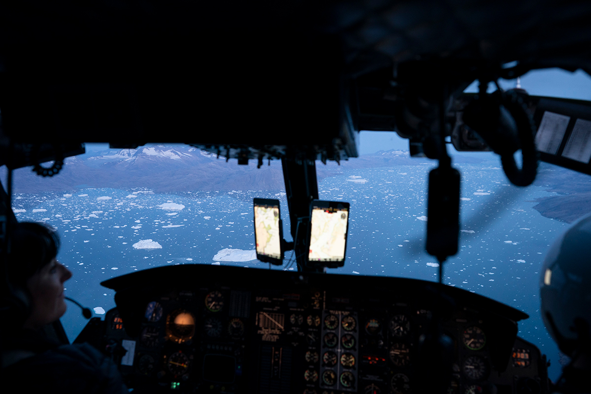 Вид из вертолета на сотни айсбергов в океане неподалеку от ледника Хельхайм