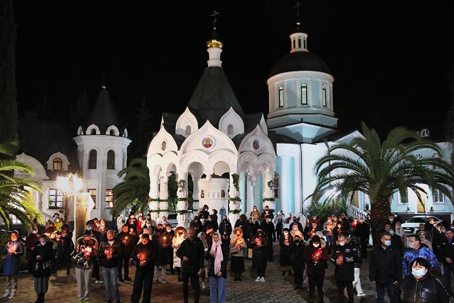 Верующие во время рождественского богослужения около собора Михаила Архангела в Сочи